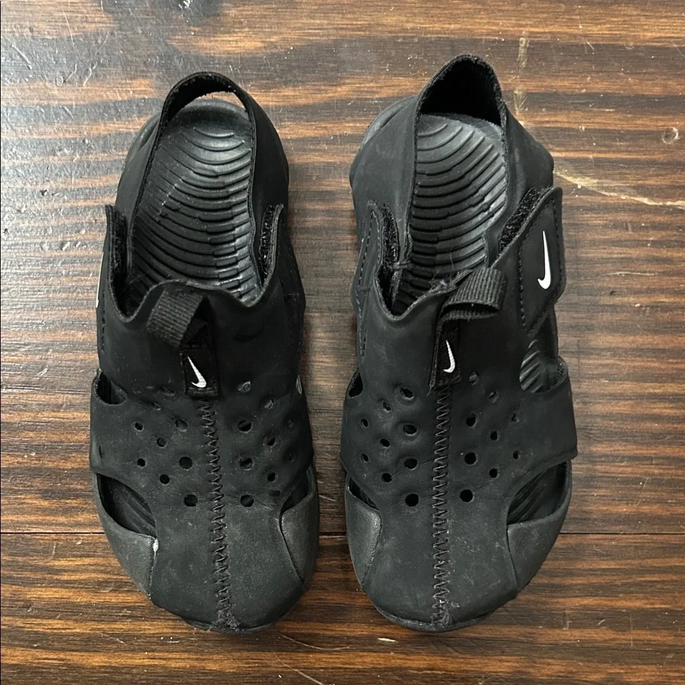 Nike Sunray Protect 2 Sandal, Kids Black Slip-On Water Shoes perfect for summer!